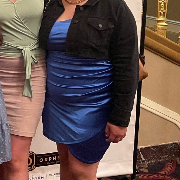 Silk Light royal blue, 2straps on one shoulder, Goes down to a little above knee - Picture 4 of 4